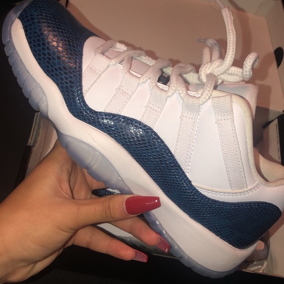 Jordan 11s Gs retro low size 6 can fit 7-7.5 - Picture 2 of 3